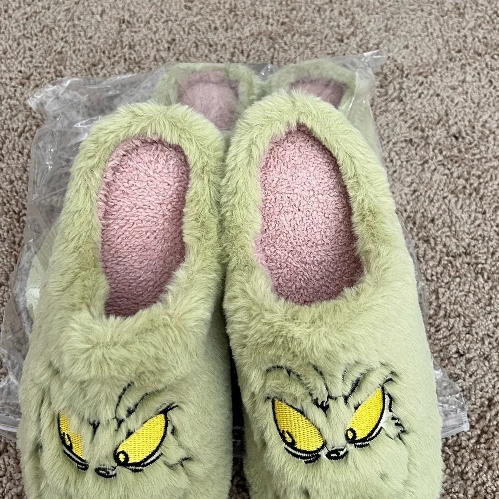Slippers 💚🎄 - Picture 2 of 7
